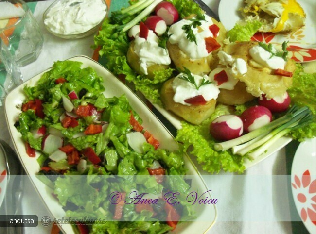 Imagine Reteta culinara Cartofi Umpluti cu Branza si Smantana | 2review.ro