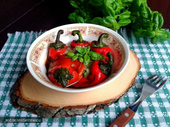 Imagine Reteta culinara Salata de ardei copti cu usturoi | 2review.ro