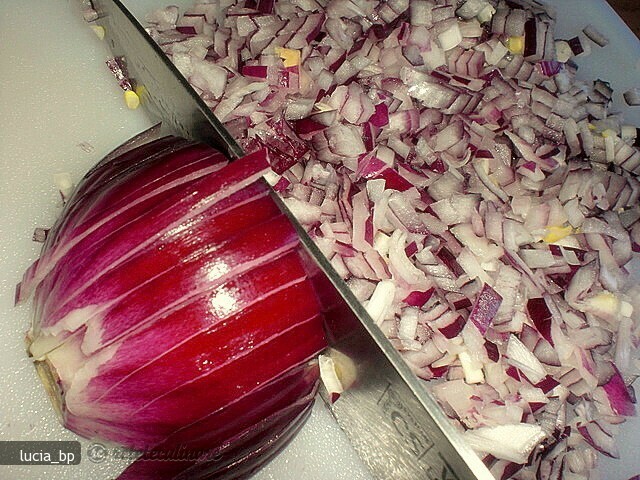 Imagine Reteta culinara Cum se Taie Ceapa Cubulete | 2review.ro
