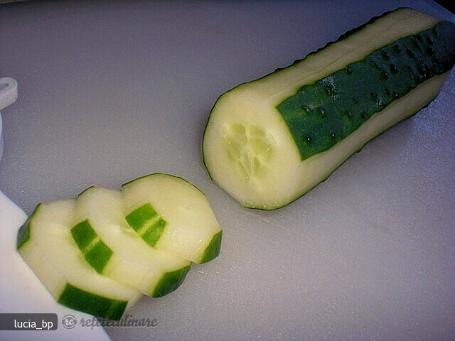 Imagine Reteta culinara Cum se Taie Castravetii in Felii Decorative | 2review.ro