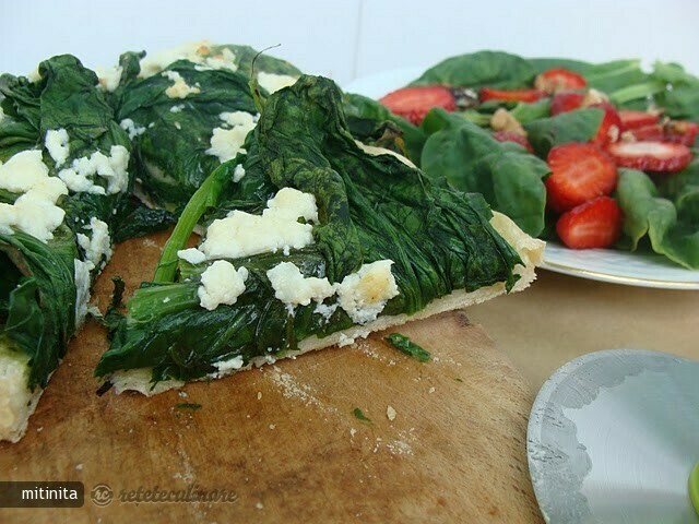Imagine Reteta culinara Pizza cu Spanac si Pesto cu o Salata de Capsuni si Spanac | 2review.ro