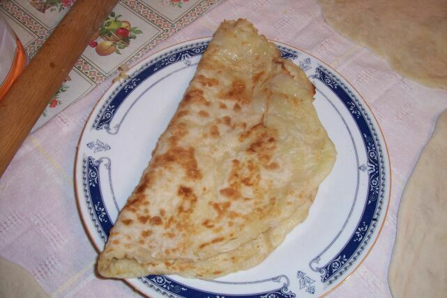 Imagine Reteta culinara Placinte cu cartofi si varza murata | 2review.ro