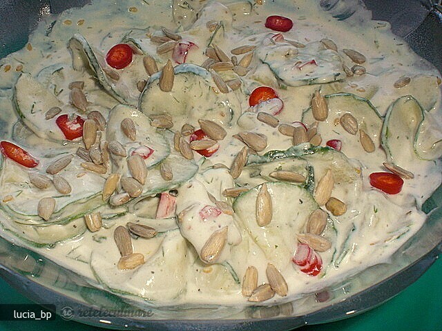 Imagine Reteta culinara Salata Picanta din Castraveti cu Seminte de Floarea- Soarelui | 2review.ro