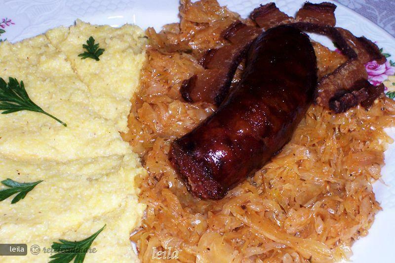 Imagine Reteta culinara Varza Calita cu Carnati Afumati si Mamaliga | 2review.ro