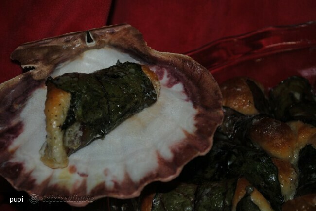 Imagine Reteta culinara Rulouri de Paine in Frunze de Sfecla Rosie | 2review.ro