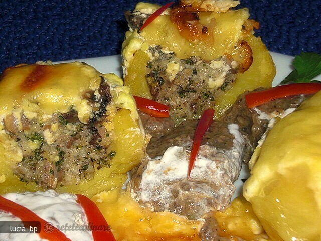 Imagine Reteta culinara Cartofi Umpluti si Crema de Ciuperci | 2review.ro