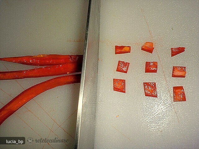 Imagine Reteta culinara Cum se Curata Ardeii Iuti si se Taie Fasii sau Cubulete | 2review.ro