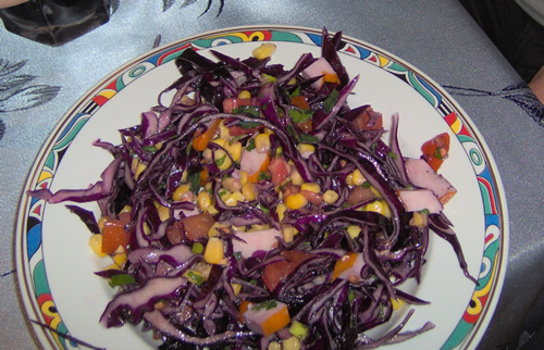 Imagine Reteta culinara Salata de varza rosie cu piept de pui afumat | 2review.ro