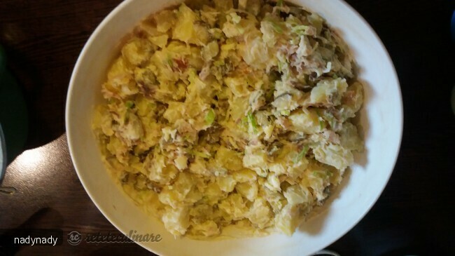 Imagine Reteta culinara Salata de cartofi cu peste afumat | 2review.ro