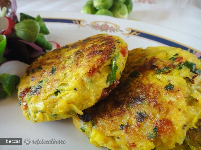 Imagine Reteta culinara Burgeri cu Varza de Brussel, Cartofi si Chorizo | 2review.ro