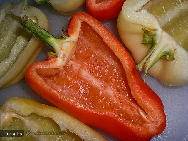 Imagine Reteta culinara Cum se Curata Ardeii Grasi de Seminte si Nervuri | 2review.ro