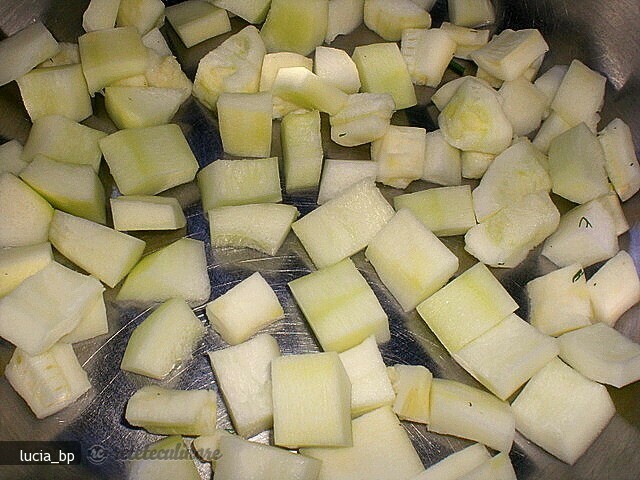 Imagine Reteta culinara Cum se Curata Dovlecelul, se Taie Fasii si Cubulete | 2review.ro