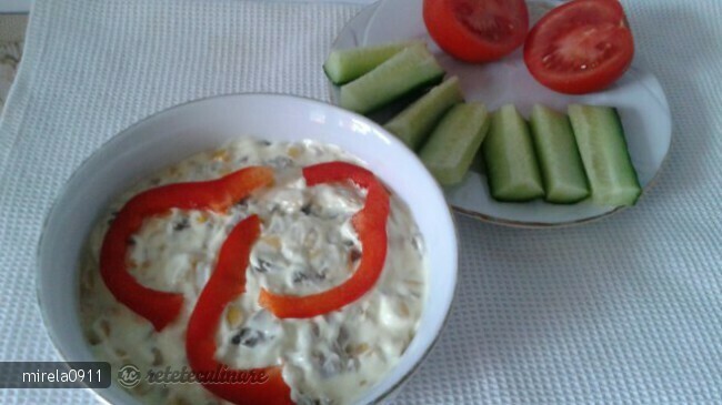 Imagine Reteta culinara Salata cu Ciuperci si Porumb | 2review.ro