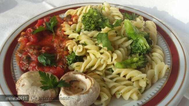 Imagine Reteta culinara Paste cu broccoli si sos de rosii | 2review.ro