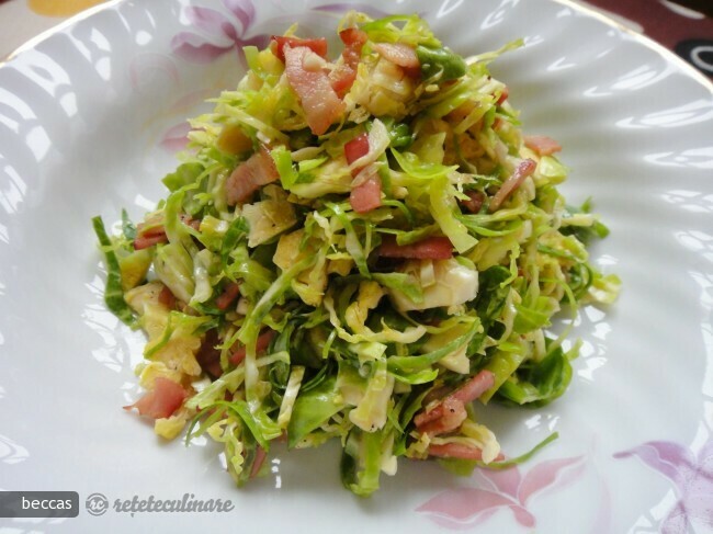 Imagine Reteta culinara Salata de Varza Bruxelles si Bacon | 2review.ro