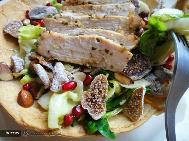 Imagine Reteta culinara Salata in Bol de Lipie cu Piept de Curcan | 2review.ro