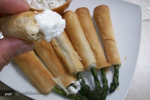 Imagine Reteta culinara Sparanghel in Foietaj si Sos de Branza | 2review.ro