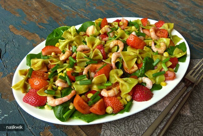 Imagine Reteta culinara Salata Fundite Marmorate cu Creveti si Capsuni in Sos Curry | 2review.ro