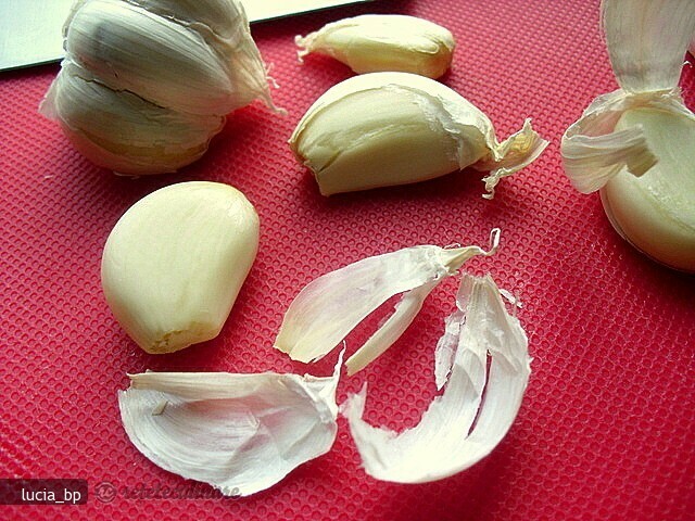 Imagine Reteta culinara Cum se Curata Usturoiul Uscat | 2review.ro