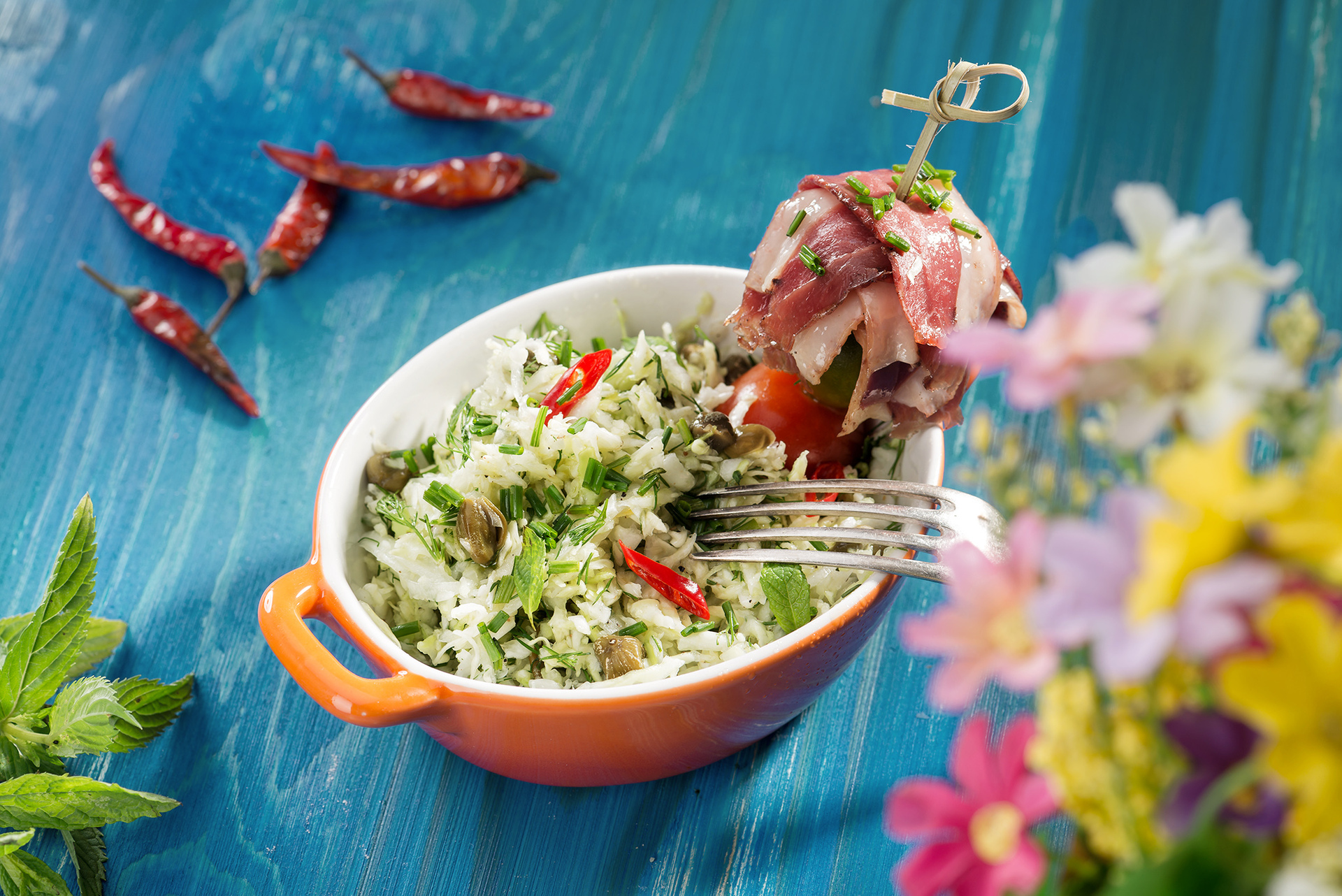 Imagine Reteta culinara Salata de varza cu capere si piept de rata afumat | 2review.ro