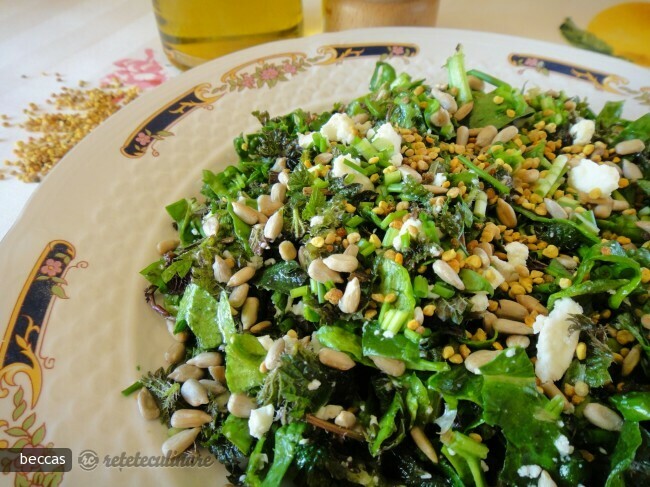 Imagine Reteta culinara Salata de Spanac cu Urzici, Feta si Polen | 2review.ro