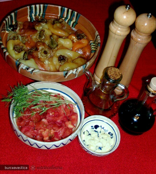 Imagine Reteta culinara Salata de ardei copti cu sos de rosii, usturoi si otet balsamic | 2review.ro