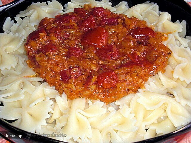 Imagine Reteta culinara Sos Condimentat cu Dovlecei si Paste | 2review.ro